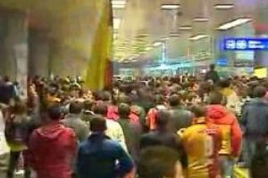 Galatasaray taraftarı Atatürk Havalimanı'nı dağıttı!