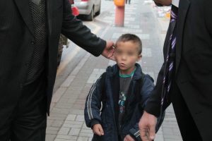 Polisi g&ouml;rd&uuml; korkudan adını unuttu