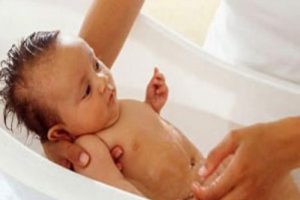 9 aylık bebeğin &uuml;zerine kaynar su d&ouml;k&uuml;ld&uuml;