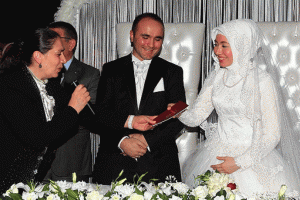 H&uuml;z&uuml;nl&uuml; t&ouml;renden mutlu bir yuvaya