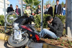 Otomobile &ccedil;arpmamak i&ccedil;in levhaya &ccedil;arptı