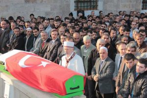 İlker Kaya g&ouml;zyaşlarıyla son yolculuğuna uğurlandı