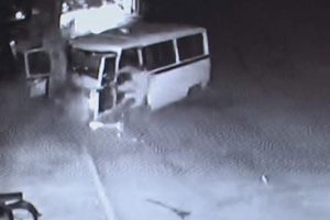 Minib&uuml;s ağaca &ccedil;arptı, s&uuml;r&uuml;c&uuml; yola fırladı