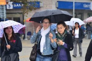 Yağmur İzmir'i hazırlıksız yakaladı