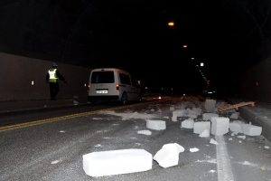 TIR'ın kasasındaki gazbetonlar yola sa&ccedil;ıldı