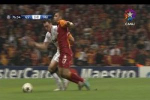 Burak Yılmaz'ın kendini yere attığı pozisyon