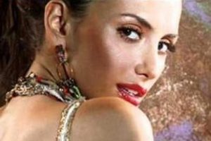 Emina S&uuml;l&uuml;man'a g&ouml;z kırptı!