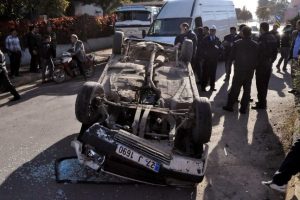 Takla atan otomobilden burnu bile kanamadan &ccedil;ıktı