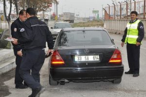 Polisin durdurduğu s&uuml;r&uuml;c&uuml; ruhsatsız silahla yakalandı