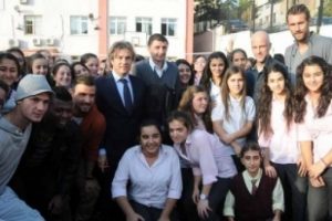 Şota ve futbolcular &ouml;ğrencilerle birarada