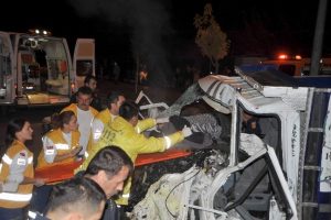 Trenle kamyonet kafa kafaya &ccedil;arpıştı: 2 ağır yaralı