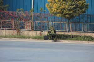 James Bond &ccedil;antası sanayi trafiğini kapattırdı