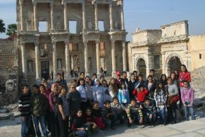 &Ouml;ks&uuml;z ve yetim &ouml;ğrenciler Efes'i gezdi