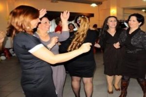 Kadına şiddete cezayı partiyle kutlayıp g&ouml;bek attılar