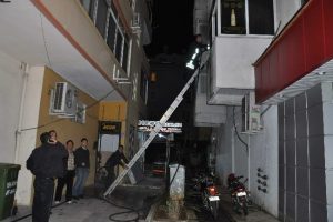 Kuaf&ouml;r d&uuml;kkanında yangın paniği