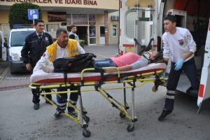 Motosikletin &ccedil;arptığı gen&ccedil; kız yaralandı