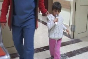 5 yaşındaki kızını d&ouml;verek hastanelik etti