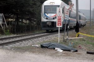 Yolcu treninin &ccedil;arptığı kadın hayatını kaybetti
