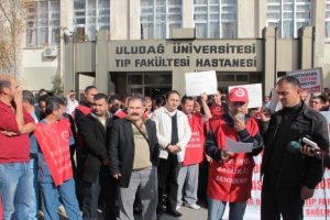 Protesto edecekleri hastaneyi alkış yağmuruna tuttular