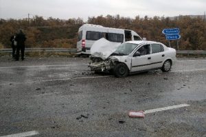 Yolcu minib&uuml;s&uuml; ile otomobil &ccedil;arpıştı