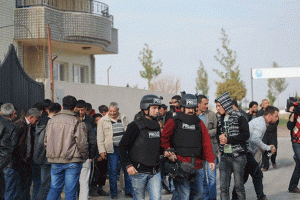 Suriye'den gelen kurşun &ouml;ğretmeni yaraladı