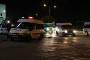 Minib&uuml;s TIR'a &ccedil;arptı: 8 yaralı