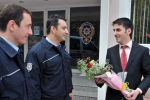 Polisler 4 yaşındaki &ccedil;ocuğun hayatını kurtardı