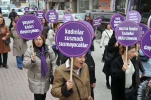 Nil&uuml;fer'de erkekler "kadına y&ouml;nelik şiddete karşı" y&uuml;r&uuml;yor