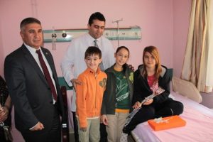 Polisten hasta &ccedil;ocuklara en g&uuml;zel hediye