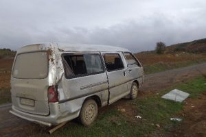 Minib&uuml;s takla attı: 4 yaralı