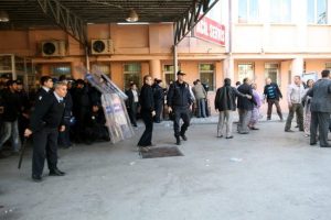 Polis kurşunu yaraladı mahalleli lin&ccedil; etmek istedi!