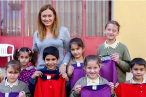 Ceyda D&uuml;venci'den 10 bin &ccedil;ocuğa 10 bin kıyafet