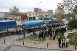 Bursalı hayırseverlerden Suriyeli m&uuml;ltecilere 3 kamyon yardım