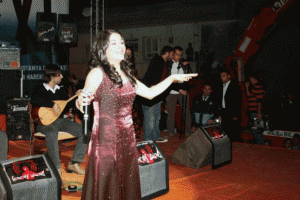 Sanat&ccedil;ı Rojda'ya g&ouml;zaltı şoku