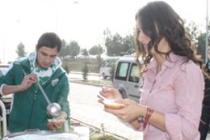 &Uuml;niversiteli Timsahlar "Aşure dağıttı"