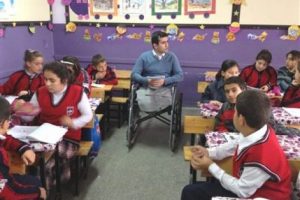 Bacaklarını kaybetti &ouml;ğretmenliği bırakmadı!