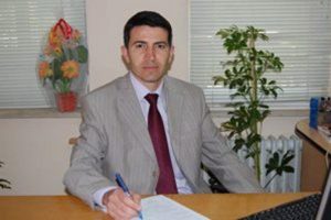 M&uuml;d&uuml;r yardımcısına veli dayağı