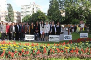 Kadınlardan kadına şiddete d&ouml;vizli tepki