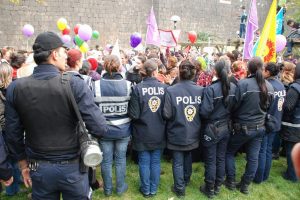 Diyarbakır'da gergin kadın y&uuml;r&uuml;y&uuml;ş&uuml;