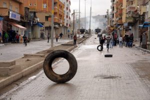 Polisten g&ouml;sterici &ccedil;ocukların ailelerine uyarı anonsu