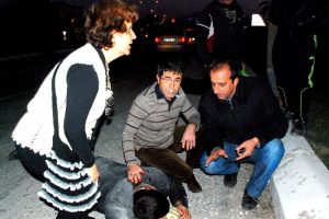 Otomobille motosiklet &ccedil;arpıştı