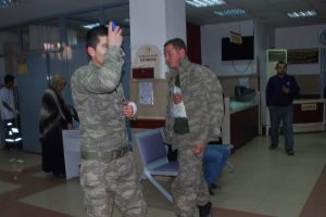 Askeri ara&ccedil; kaza yaptı, 8 asker yaralandı