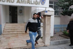 Polislerden ka&ccedil;an şahsın &uuml;zerinden esrar &ccedil;ıktı