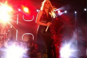 Hande Yener'in şaşırtan elbisesi