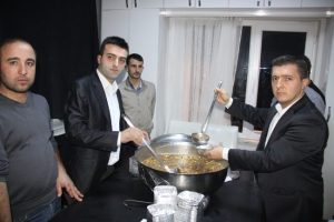 İneg&ouml;l'de 300 kişiye aşure dağıtıldı