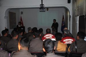 Jandarmaya iletişim dersi