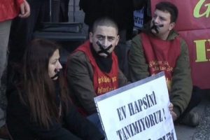 Grup Yorum &uuml;yeleri hakim karşısında