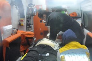 Minib&uuml;sle &ccedil;arptığı yayayı bırakıp işine devam etti