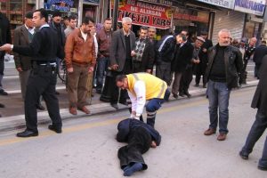 Motosikletin &ccedil;arptığı şahıs ağır yaralandı
