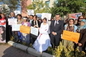 Gelinlik giyip şiddete 'hayır' dediler